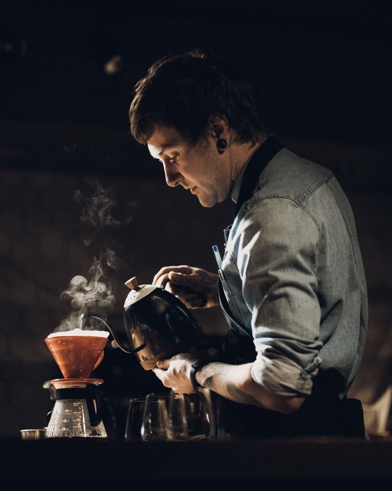 Бариста за работой