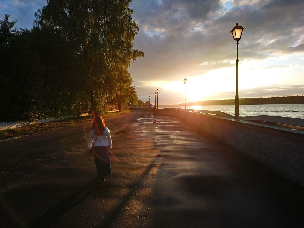 По набережной Плёса на закат