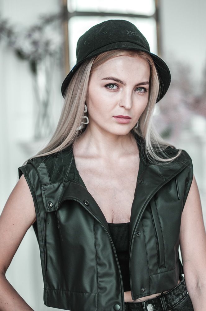 девушка в шляпе