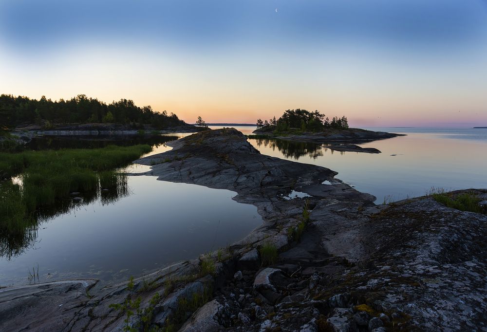 На рассвете.