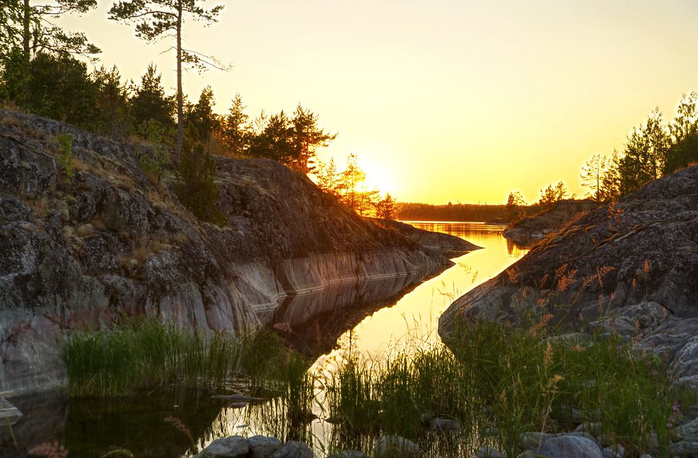 Закат купается в воде.