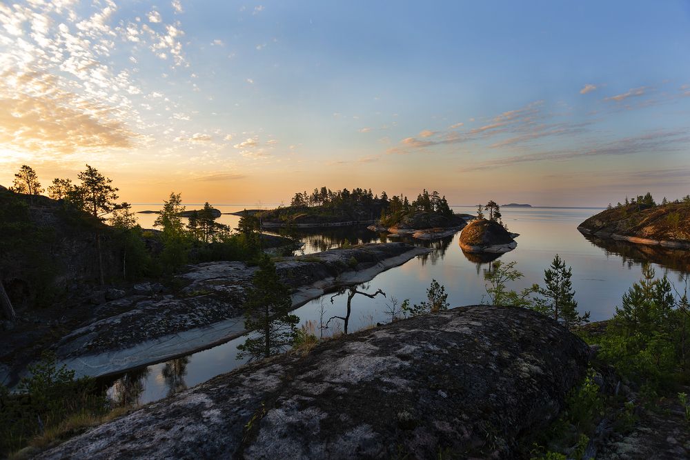 Заря занимается над островами.