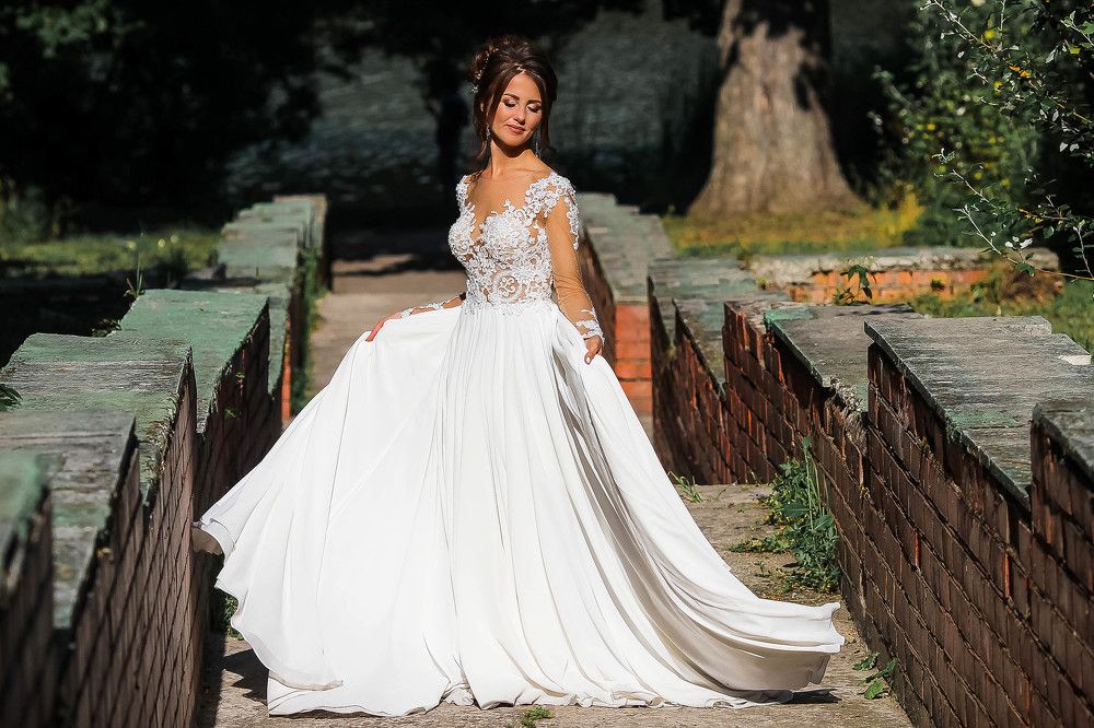 невеста в лучах летнего солнца