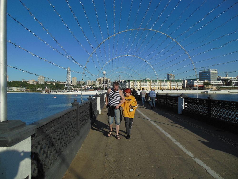 Чебоксары. На пешеходном мосту.