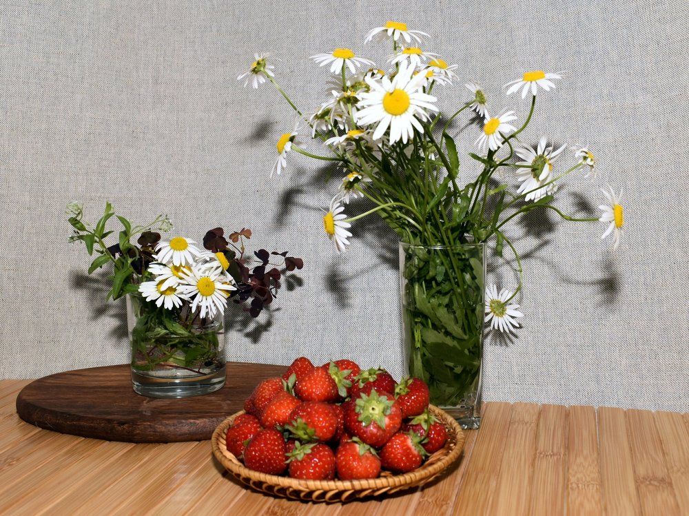 Клубника и ромашки - символы лета...