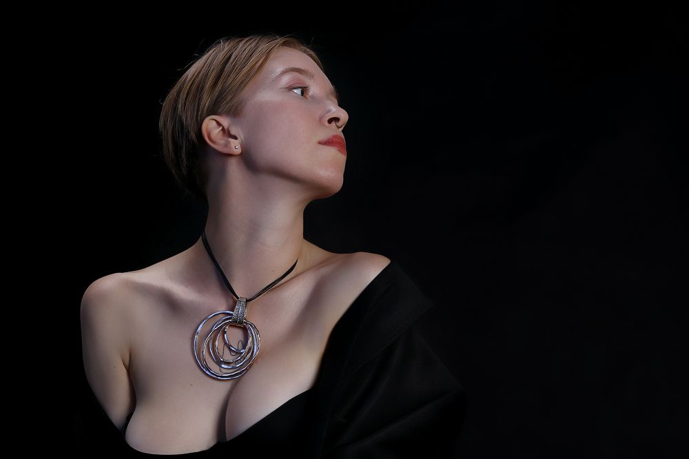 Портрет девушки с кулоном. Girl with a pendant