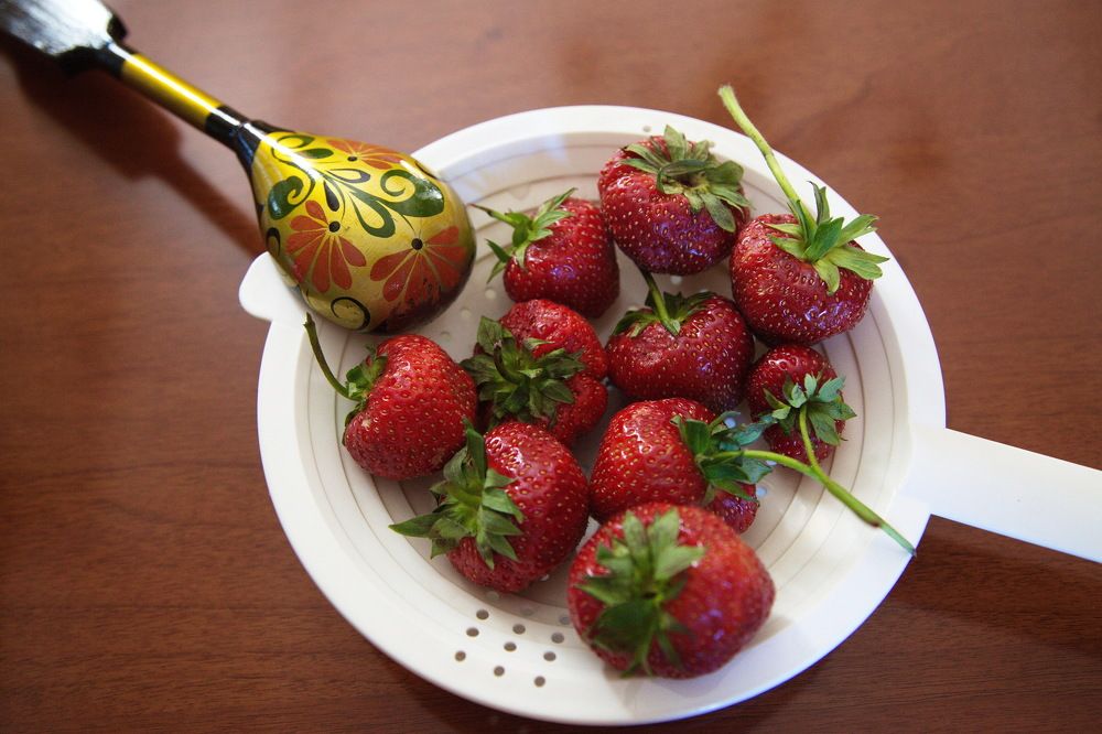 А где моя большая ложка...?! Клубничка...!)))