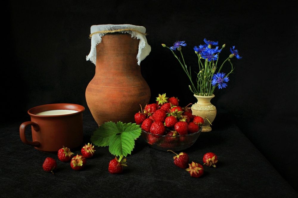 Молоко с клубникой.