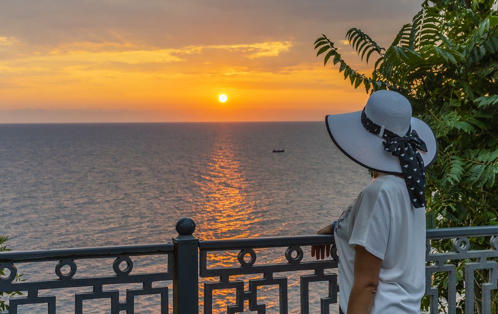 Девушка в шляпе на закате.