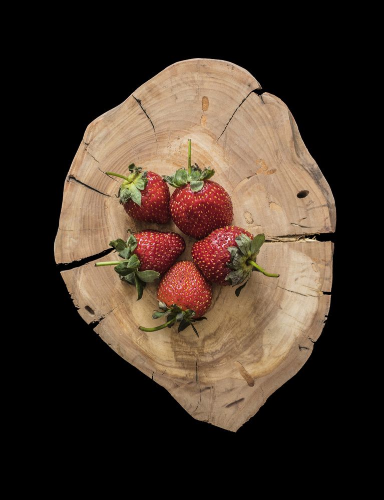 Клубника на спиле дерева