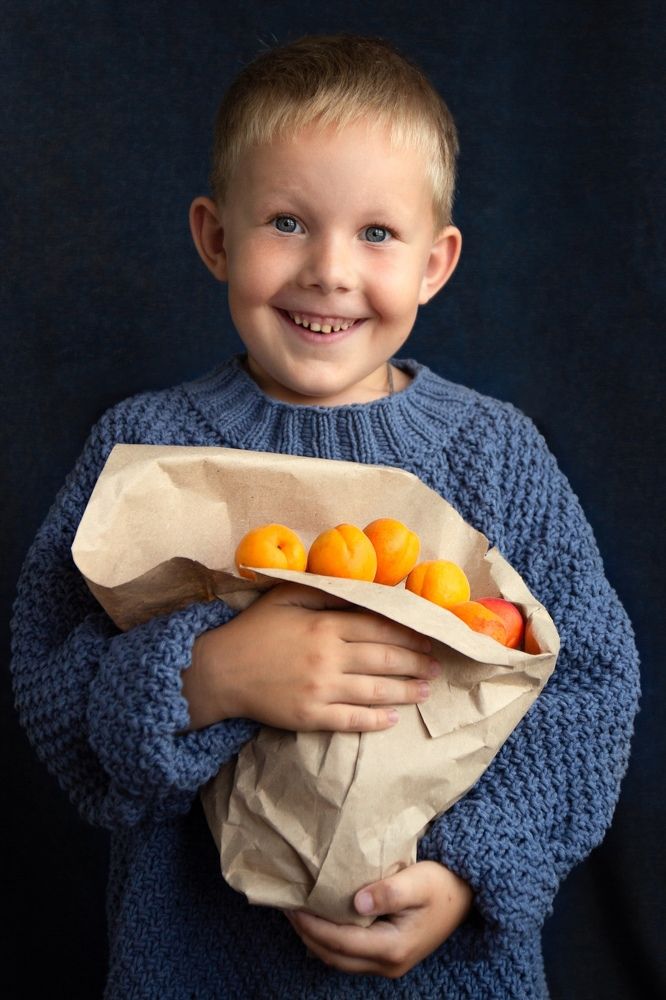 "Мальчик с абрикосами"