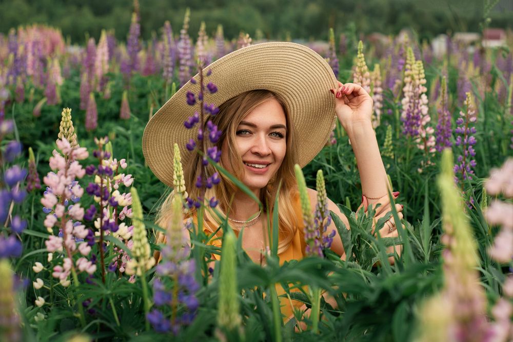Девушка в люпинах