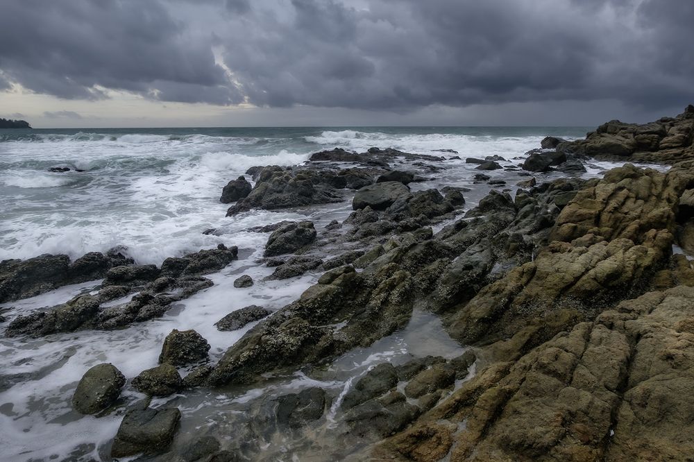 Rocky seashore - Скалистый берег