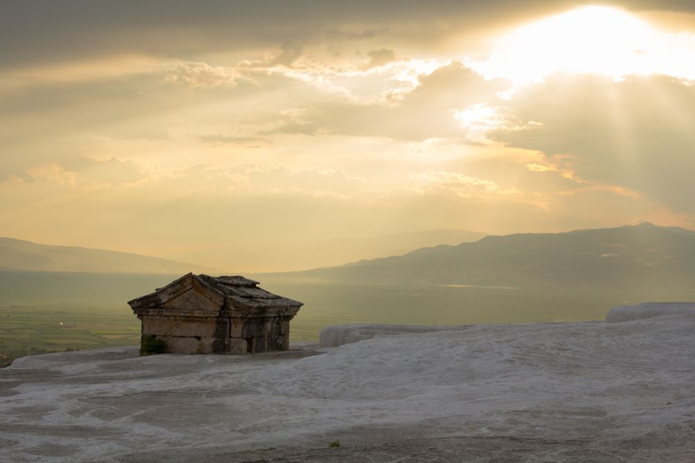 Античный город Hierapolis на закате.