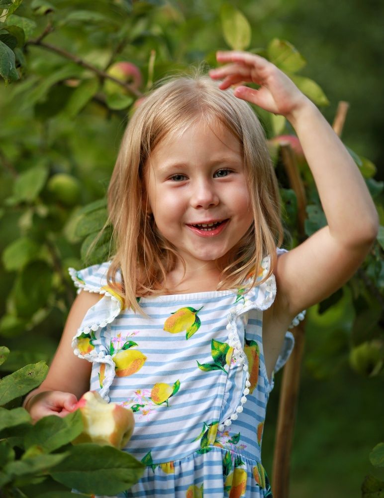 Портрет с яблоком