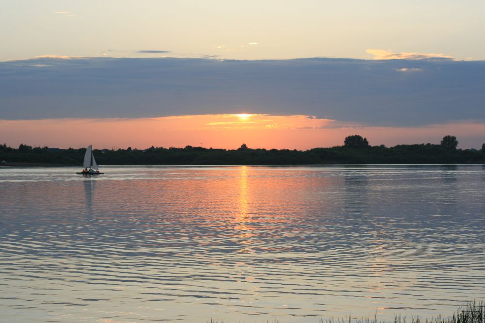 Парусник под небом Российского флага