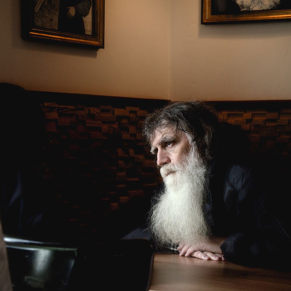 Беседа в монастырской трапезной