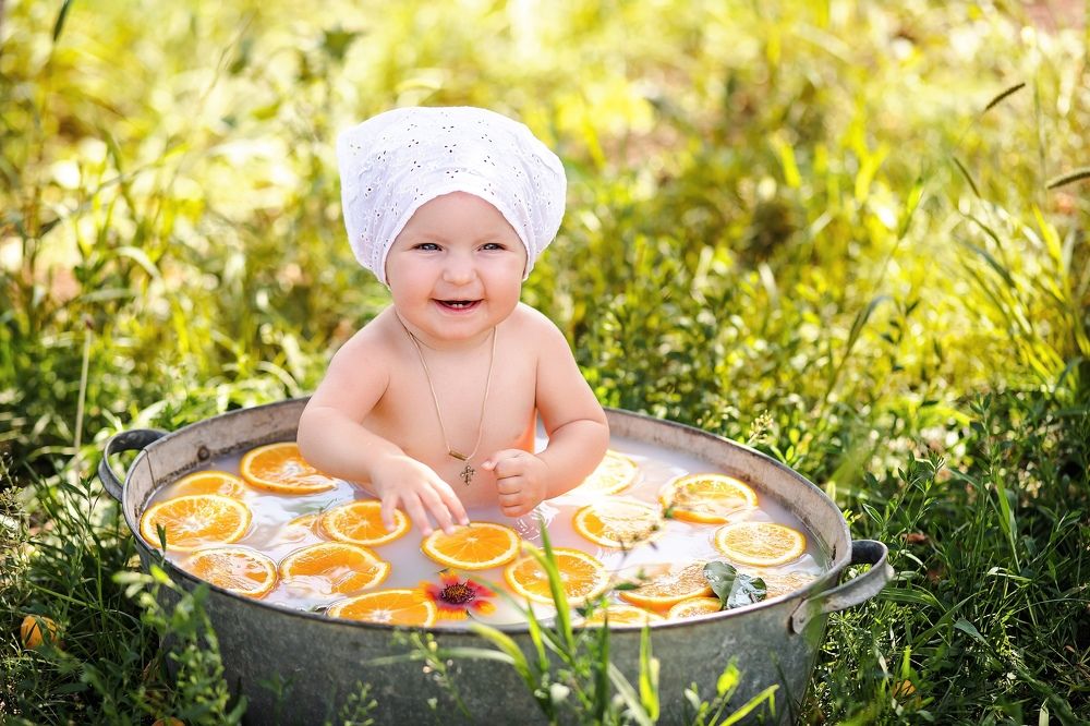 Малышка в апельсинах
