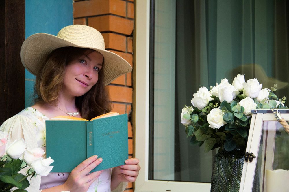 Девушка читает Есенина