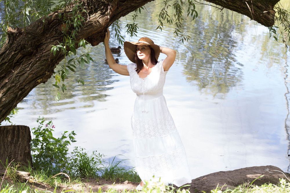 Девушка у ивы