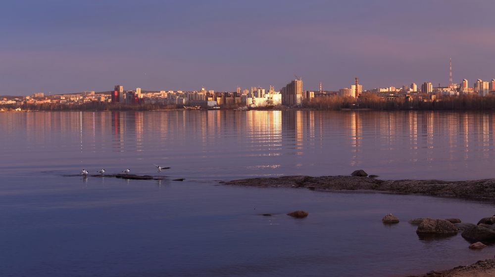 Вечернее солнце над городом.