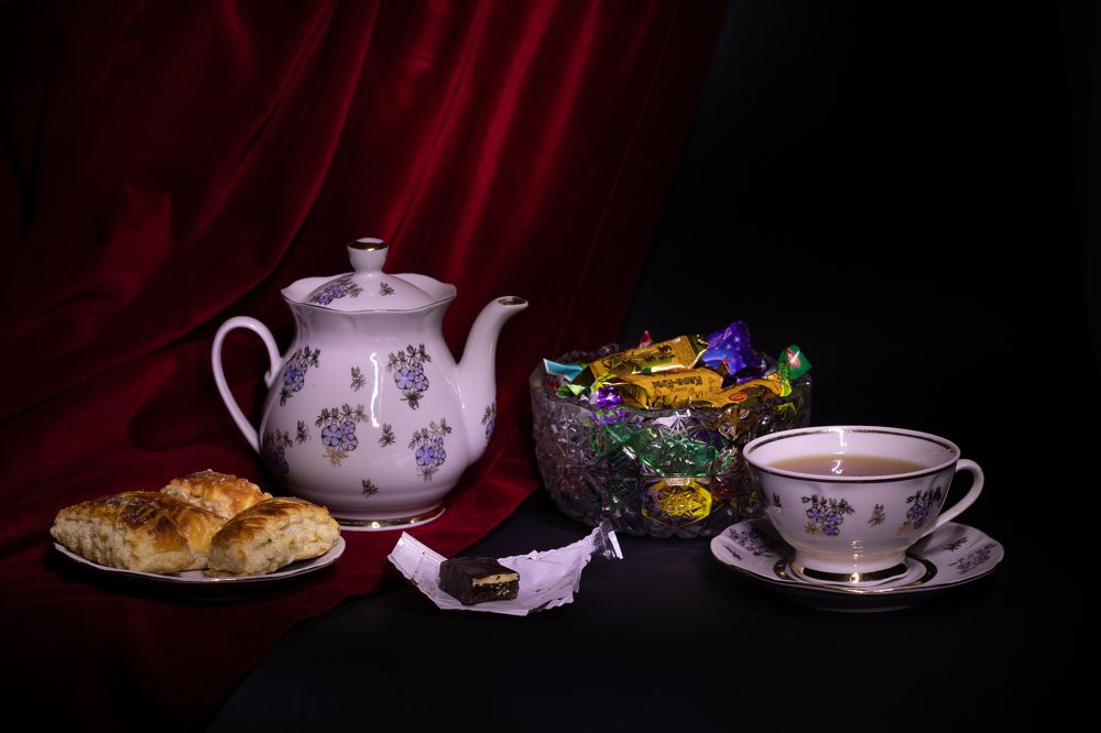 Чай со сладостями.