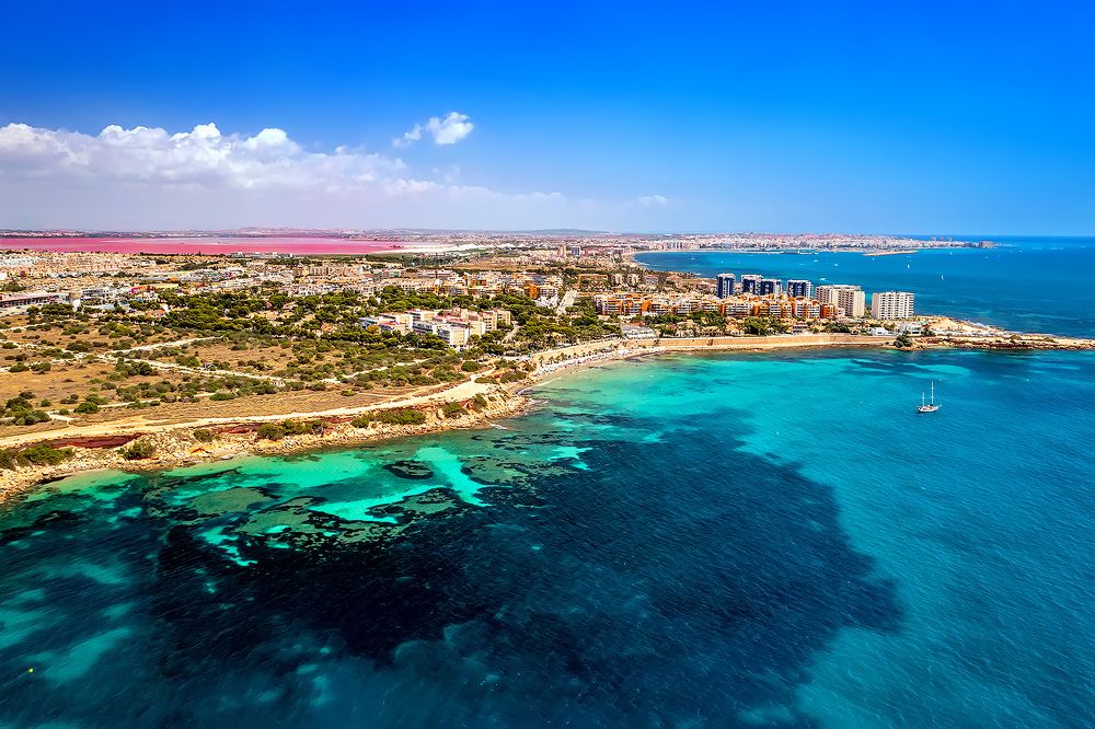 Вид на побережье Коста Бланка в Испании, район Торревьехи Пунта Прима и розовое соленое озеро!