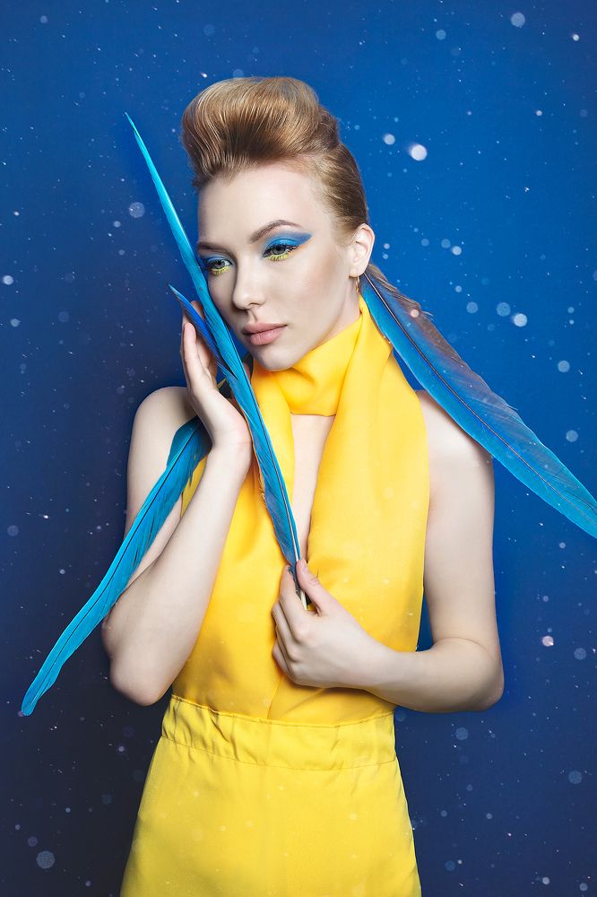 Девушка и перья