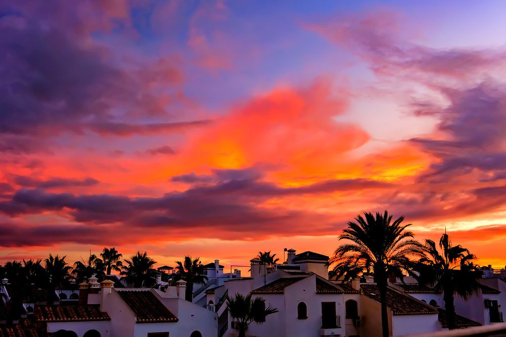 Закат в Испании в городке Вилламартин, Ориуэла Коста, провинция Аликанте