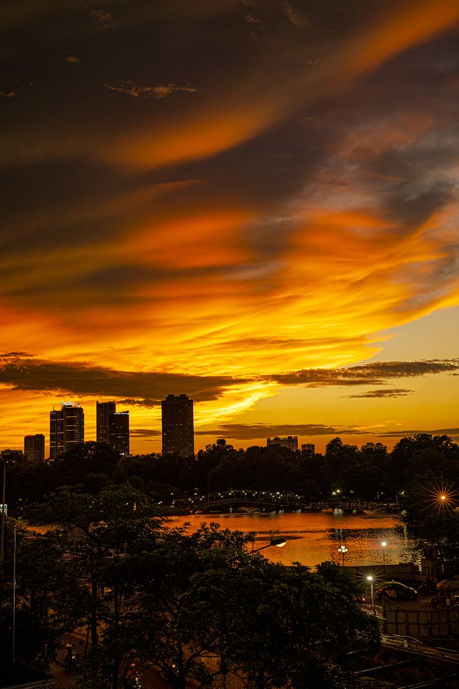 Sunset on Thu Le lake