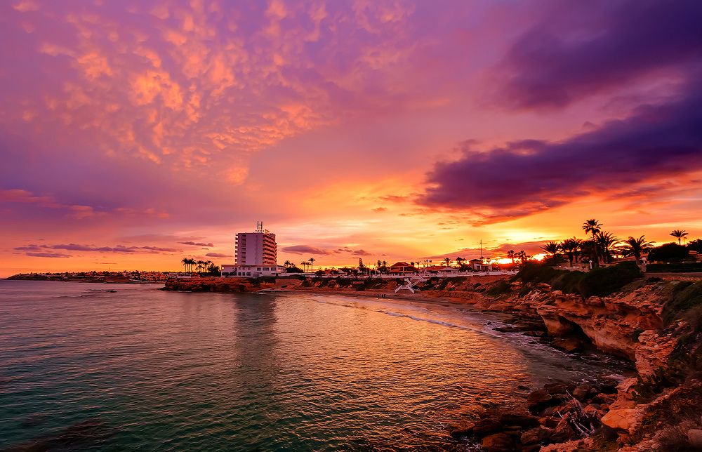 Закат на побережье Коста Бланка, Ла Зения, Ориуэла Коста в Испании