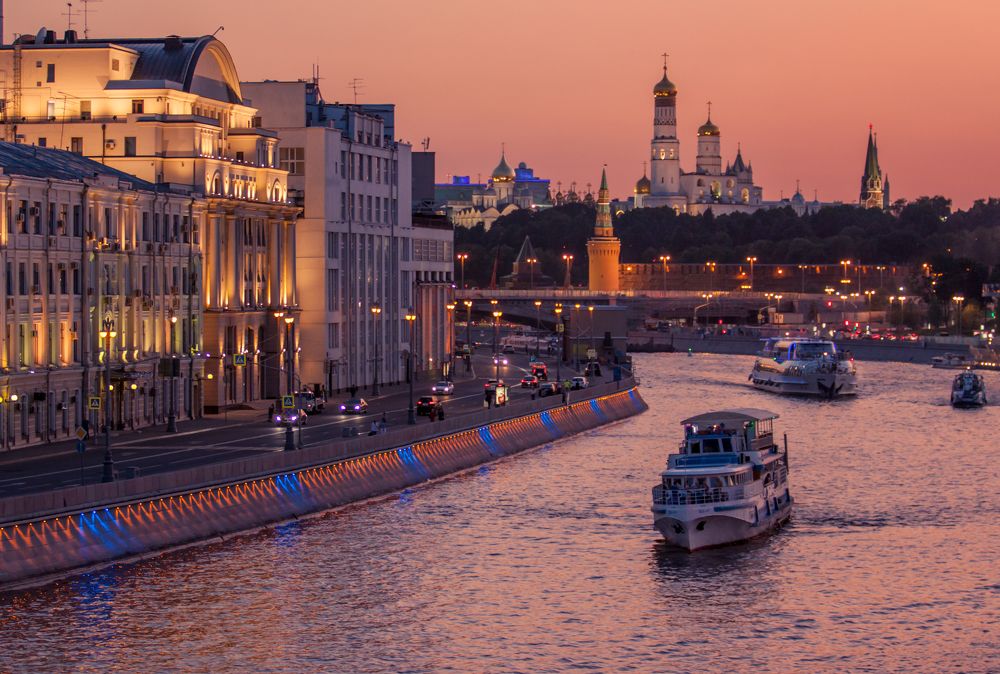 Закат на реке в центре Москвы