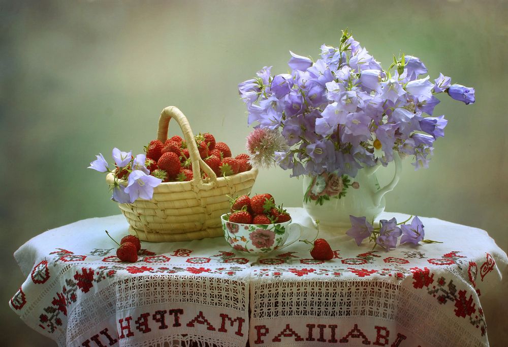 С клубникой и колокольчиками