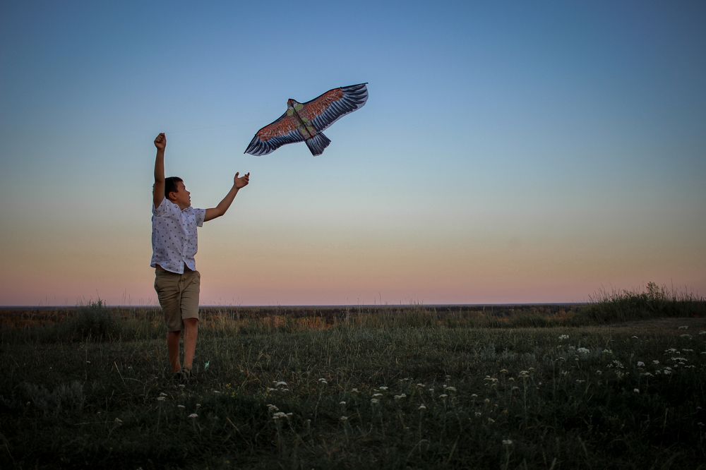 Игры с воздушным змеем на закате