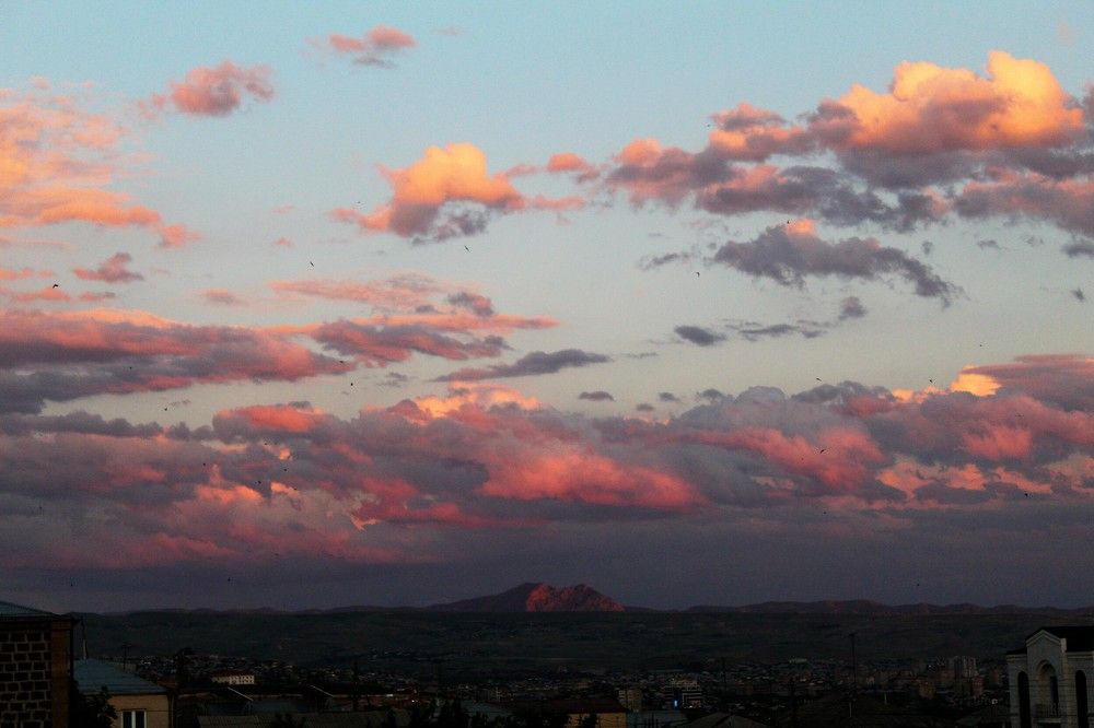 Розовие облака на закате Еревана