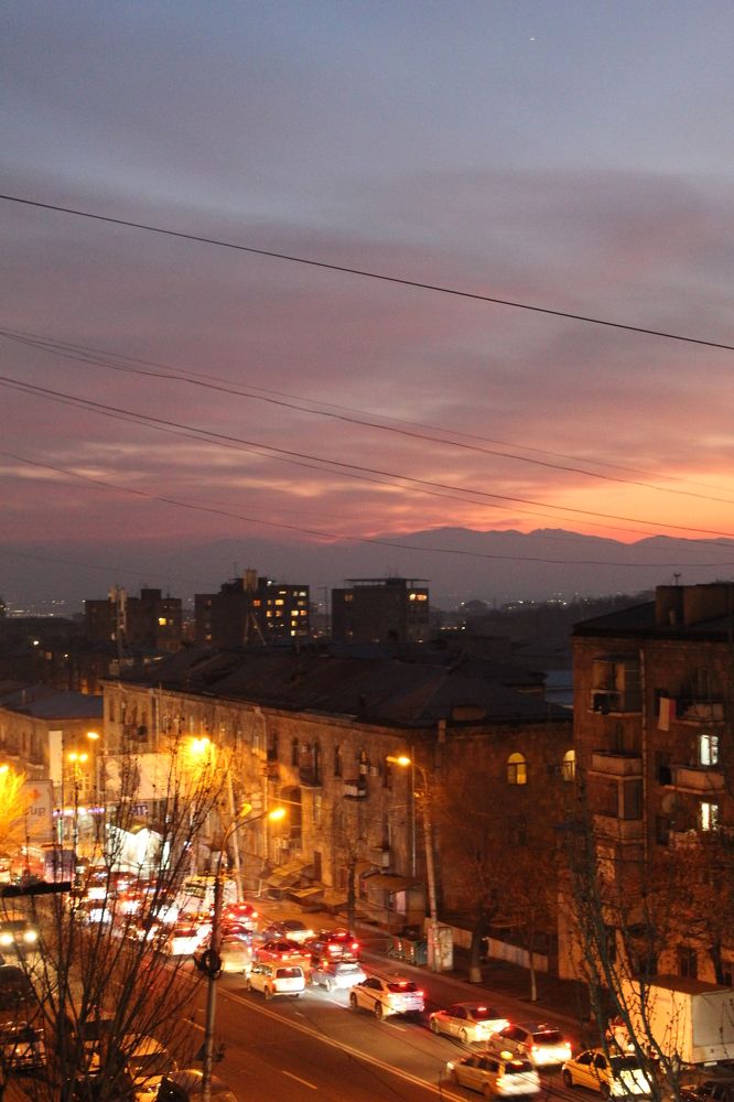 Улица Еревана на закате