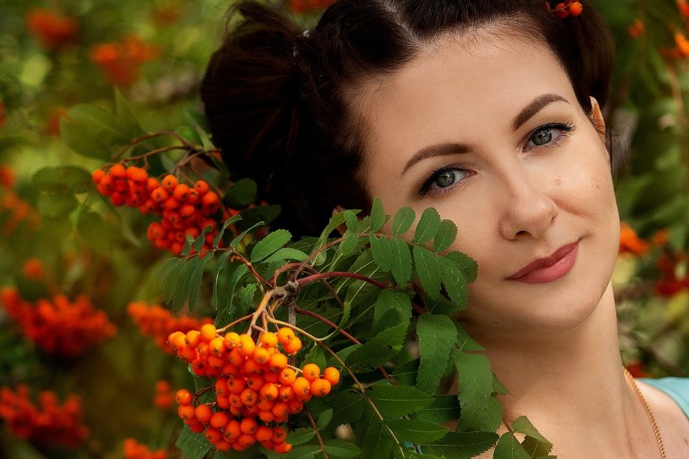 Девушка в рябине