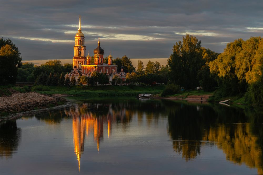 В лучах восходящего солнца