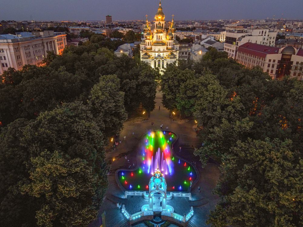 Храм Святых Жен-Мироносиц и Зеркальная струя