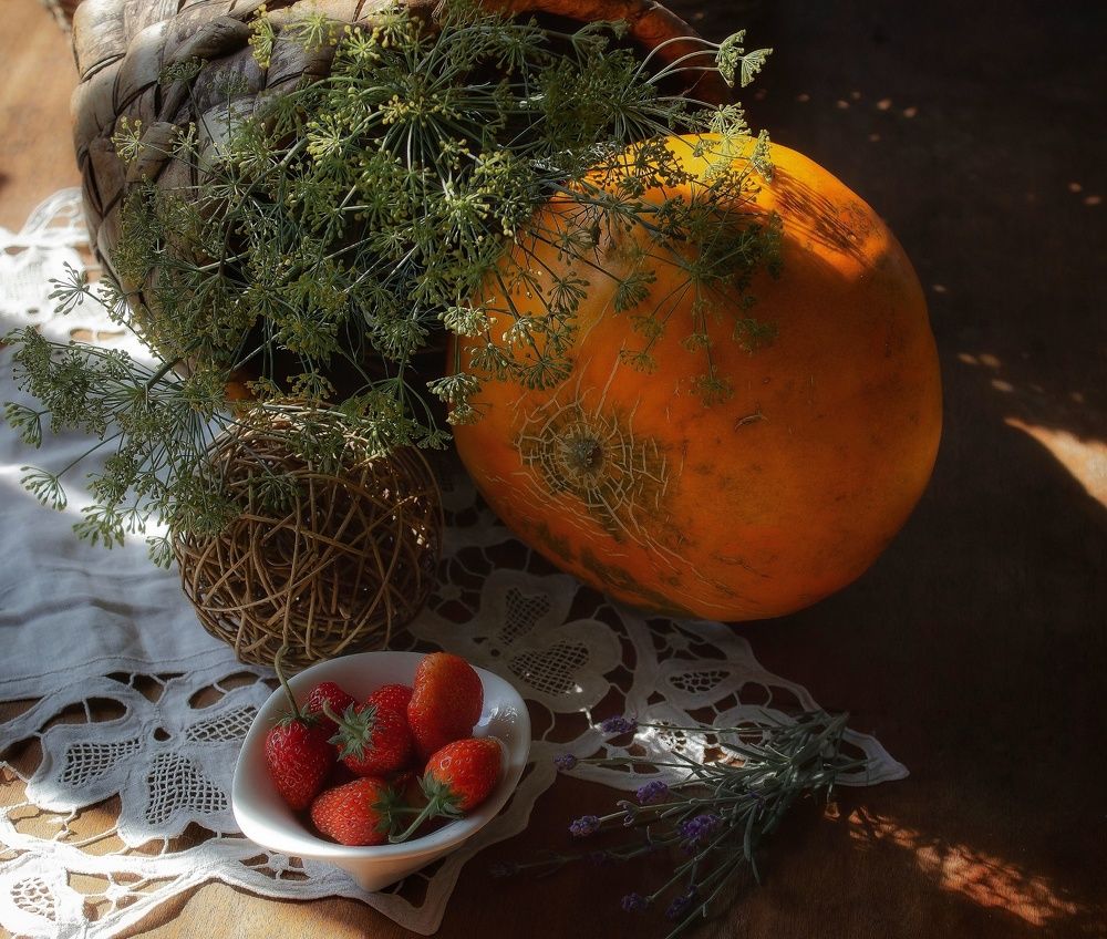 Дачный натюрморт с клубникой