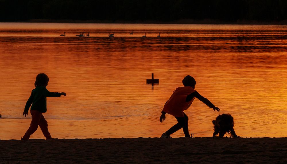 Детские фигуры на закате