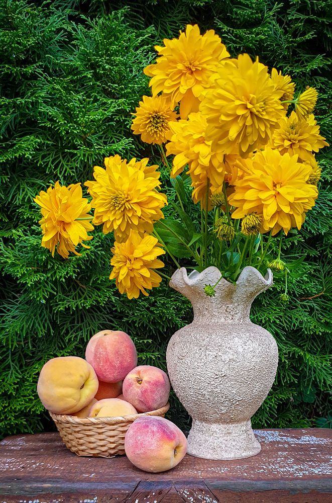 Персики и цветы