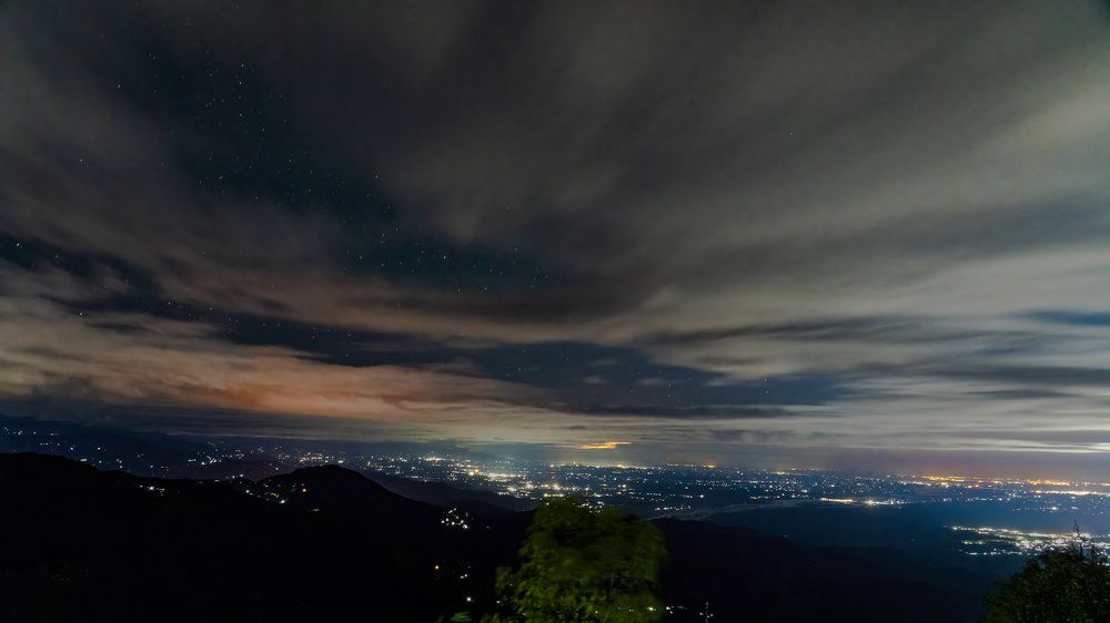 Lightening up the horizon