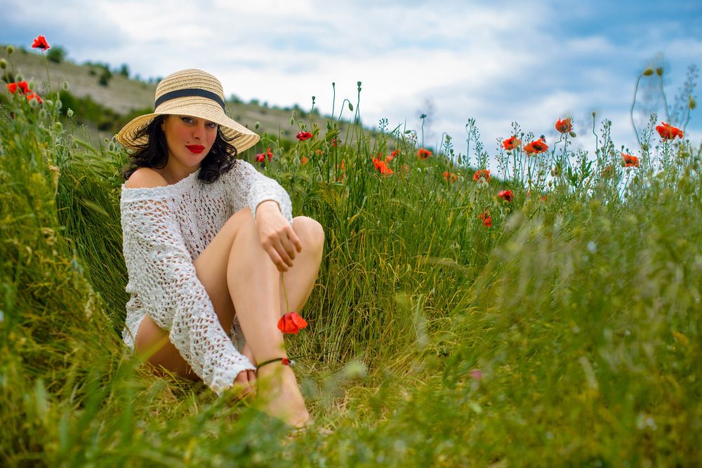 Девушка в маковом поле