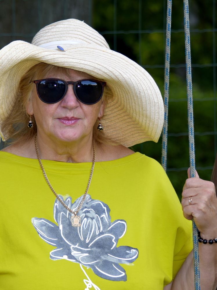 На качелях...