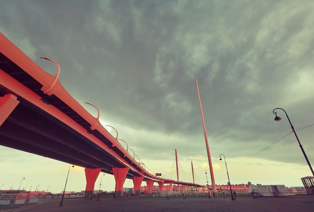 Солнцем выкрашенный мост