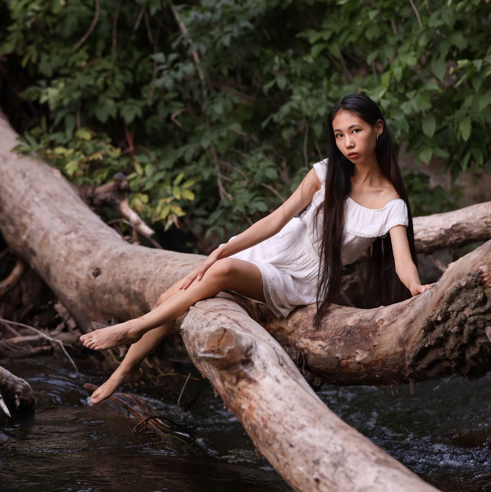 Девушка у ручья