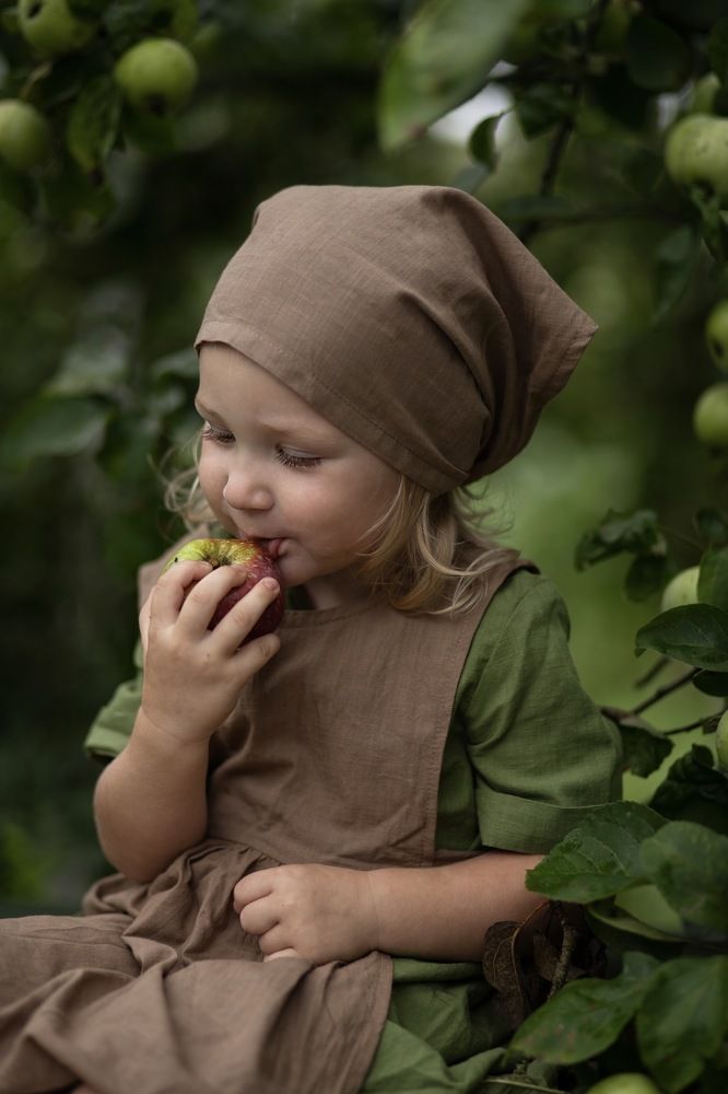 Девочка с яблоком