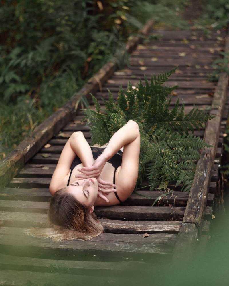 Девушка и папоротник