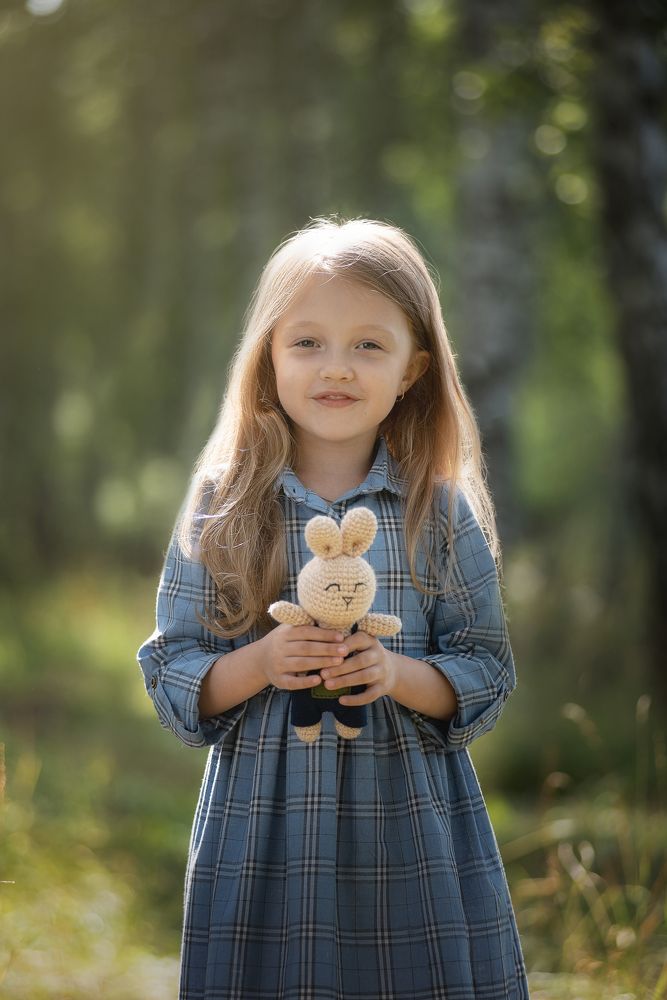 Портрет девочки в лесу